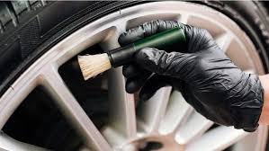 Pembersihan velg mobil secara detail di Kediri